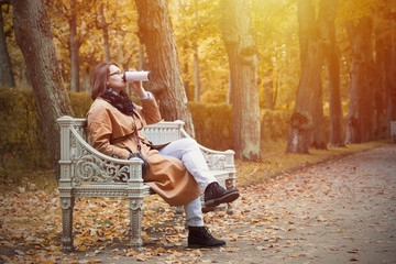 Obraz na płótnie Canvas Woman enjoy autumn season
