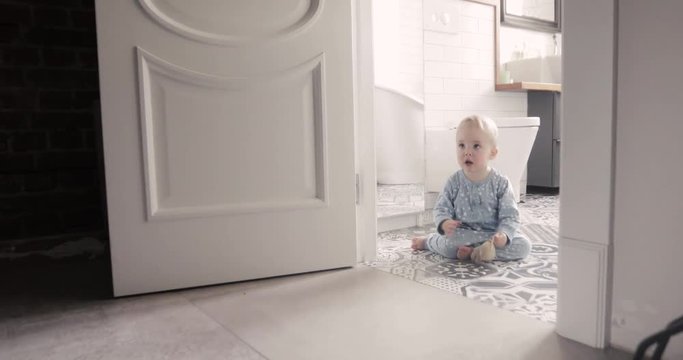 Child make his first steps intdoor