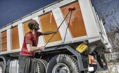 Fototapeta na wymiar Lavaggio a mano di un camion