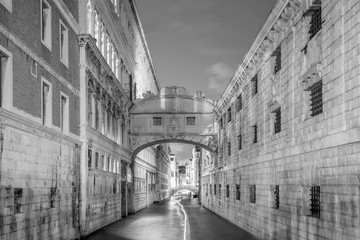 Naklejka premium View of canal and the famous Bridge of Sighs in Venice