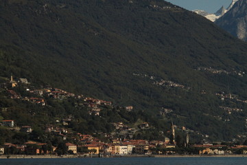 Fototapeta na wymiar Blick über den Comer See auf Domaso überragt von den Hängen und Gipfeln der nahen Berge