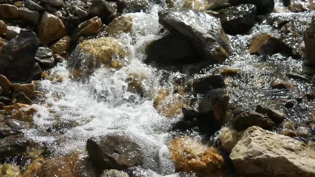 Acqua di ruscello in montagna