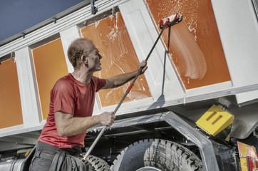 Lavaggio a mano di un camion