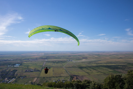 Flying paragliders