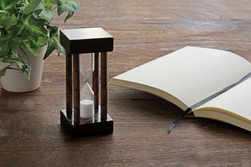 砂時計　木目背景
