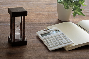 砂時計　木目背景
