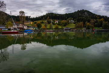 Fototapeta na wymiar mirroring lake in carinthia