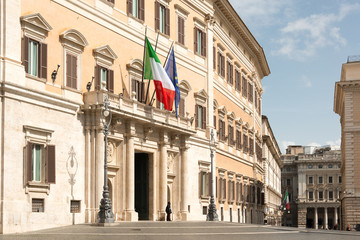 Fototapeta na wymiar Eingang zum italienischen Parlament in Rom