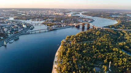 Deurstickers Kiev Bovenaanzicht vanuit de lucht van de skyline van Kiev, de rivier de Dnjepr en het eiland Truchaniv van bovenaf, zonsondergang in de stad Kiev, Oekraïne