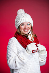 Schöne Frau in Weihnachtsstimmung