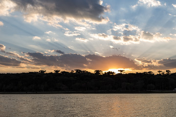 Raios de sol, fim de tarde no lago