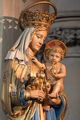 LONDON, GREAT BRITAIN - SEPTEMBER 17, 2017: The carved statue of Madonna in church St. Barnabas. - obrazy, fototapety, plakaty