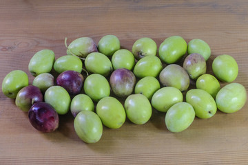 Olive verdi e nere crude