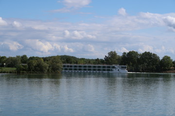 Fototapeta na wymiar Along the Saône river