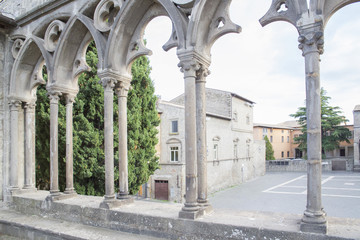 Dettaglio delle arcate e delle strette colonne del Palazzo Papale a Viterbo. I resti della...