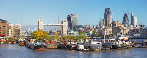 Fototapeta na wymiar London - The panorama with the Tower Bride, ships and skyscrapers in the morning.