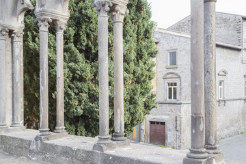 Fototapeta premium Dettaglio delle arcate e delle strette colonne del Palazzo Papale a Viterbo. I resti della struttura architettonica si trovano vicino il duomo in piazza San Lorenzo.