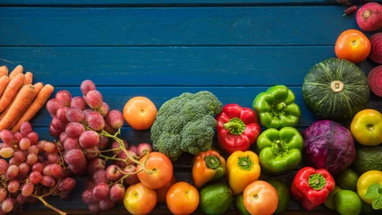 Rolgordijnen Flat lay of fresh  fruits and vegetables for background, Different fruits and vegetables for eating healthy, Colorful fruits and vegetables on blue plank background © peangdao