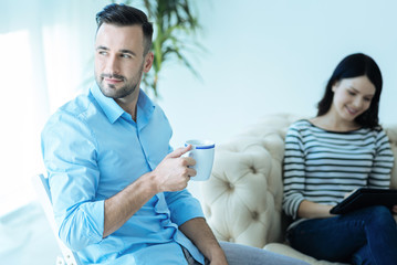 Obraz premium Millennial entrepreneur enjoying his cup of coffee