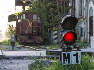 The semaphore in the background of the locomotive