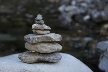 pyramide aus steinen an einen bach