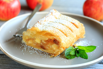 warmer Apfelstrudel mit Puderzucker