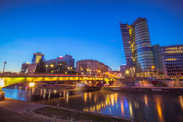Fototapeta premium Schwedenplatz am einem Sommer-Abend, Wien