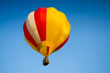 Abwaschbare Fototapete Luftsport Bunt von Heißluftballon mit Feuer und blauem Himmelshintergrund