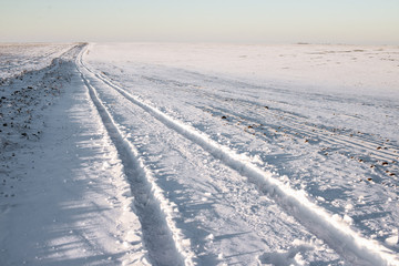 Fototapeta na wymiar Car tracks on snow