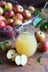 Apfelsaft und Äpfel