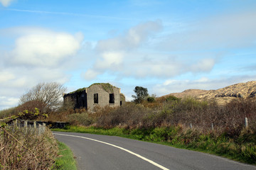 Fototapeta na wymiar Old stone house in the field, Ireland