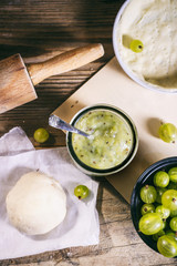 Gooseberry tart preparation