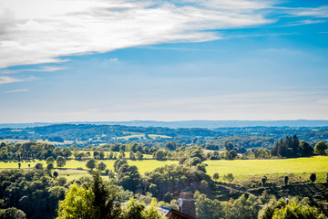 Vue sur la campagne et le village de Laguiole