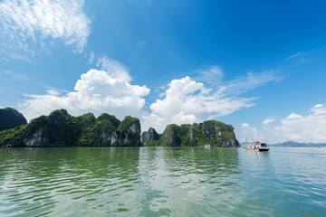 Fototapeta na wymiar Sea of Halong Bay, Vietnam