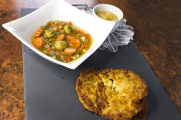 Kartoffelpuffer mit Gemüsesuppe und Apfelmus