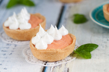 Grapefruit curd tartlets with meringue on top
