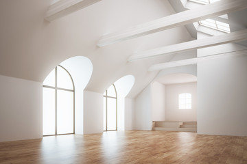 Stanza vuota luminosa con finestre e parquet, attico o loft