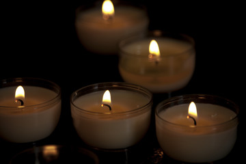 Kerzen in der Kapelle