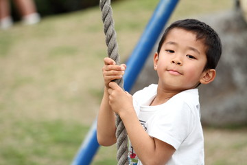ターザンロープで遊ぶ小学生(1年生)