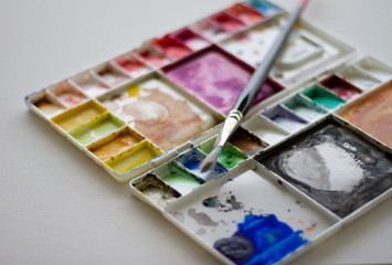 Tela em branco, tinta e pincel 1