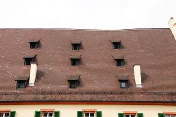 dunkelrotes Schindeldach mit neun Dachfenstern am Kloster Amorbach
