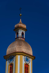 Fototapeta na wymiar Kirchturm mit Schindeldach