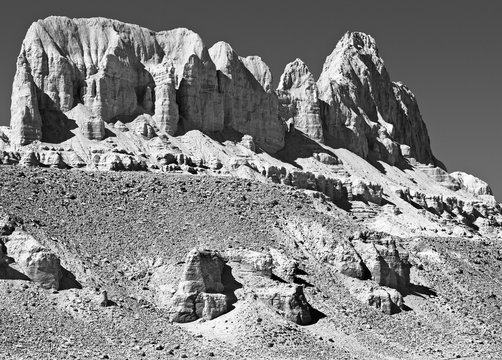 Fototapeta Bizarre rocks in the canyon of the Sutlej river in Tibet, the black - and- white landscape.