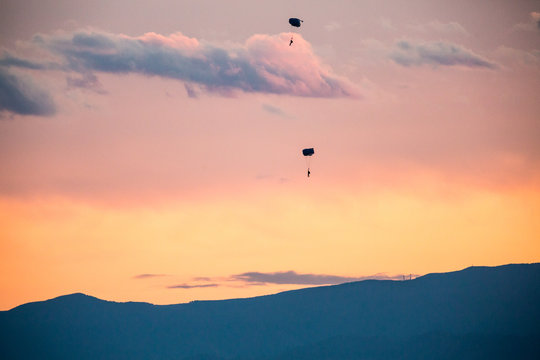 Fallschirmspringer im Sonnenuntergang, in Italien, Emilia Romagna