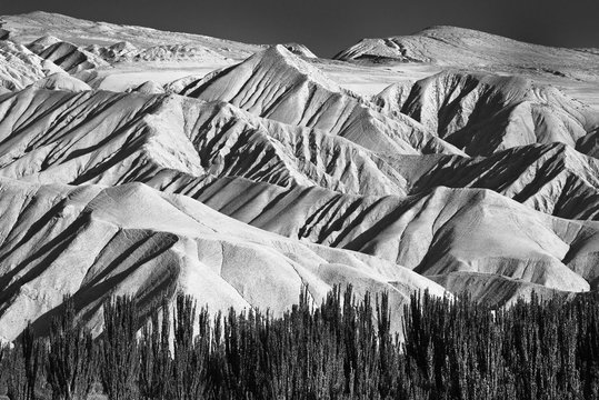 Fototapeta Mountain ranges on a plateau in Xinjiang, China, black and white landscape. 