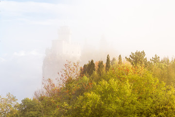 San Marino im Nebel