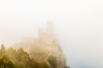 San Marino im Nebel