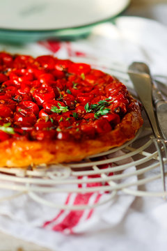 tomato tarte tatin.style rustic.