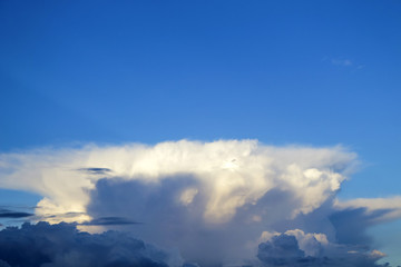 Obraz premium Large cumulus cloud