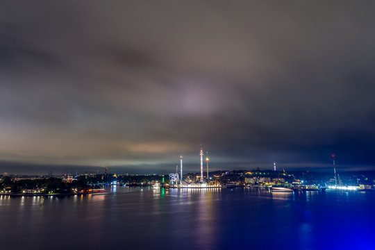 Nattbild av Gr&ouml;na Lund en mulen h&ouml;stnatt